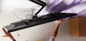 Praktyczny przewodnik: Jak zamontować telewizor na ścianę w kilku prostych krokach