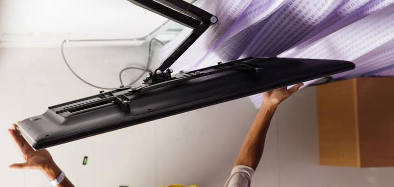 Praktyczny przewodnik: Jak zamontować telewizor na ścianę w kilku prostych krokach