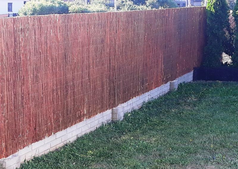 Mata wiklinowa na balkonie