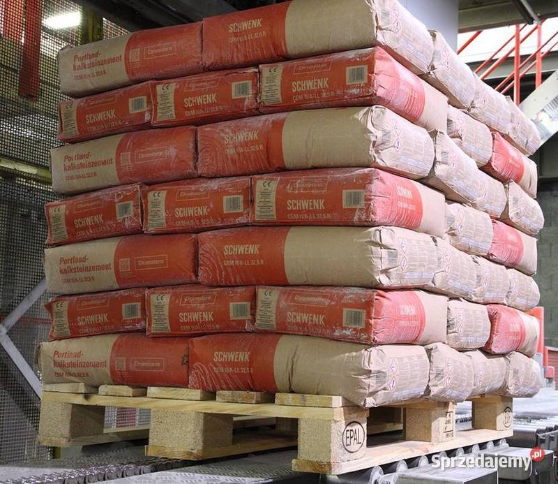 Układanie worków cementu na palecie