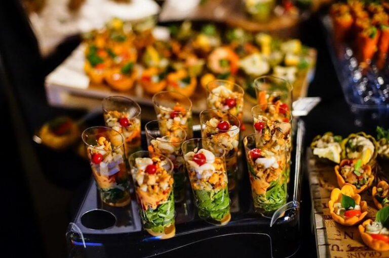 Catering w domu – jak zorganizować smaczne przyjęcie bez wychodzenia z domu?