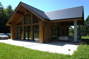 Dom z drewna czy tradycyjny? Odkryj, co wybrać dla swojego idealnego schronienia