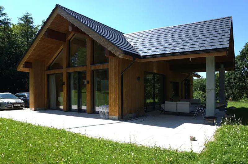 Dom z drewna czy tradycyjny? Odkryj, co wybrać dla swojego idealnego schronienia