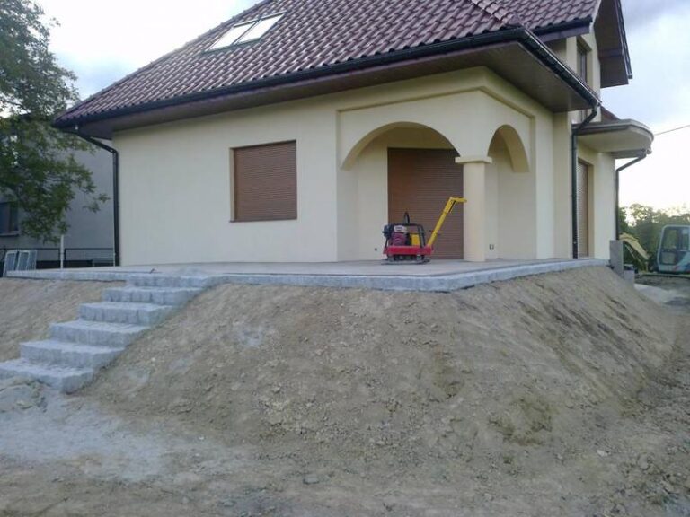 Praktyczne aspekty budowy domu na nasypie – co warto wiedzieć?