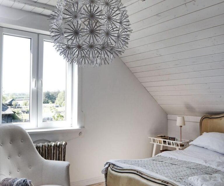 Praktyczny przewodnik: jak efektownie zamontować boazerię drewnianą na poddaszu