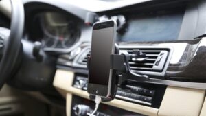 Praktyczny przewodnik: Jak skutecznie zamontować telefon w samochodzie