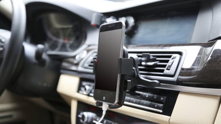 Praktyczny przewodnik: Jak skutecznie zamontować telefon w samochodzie