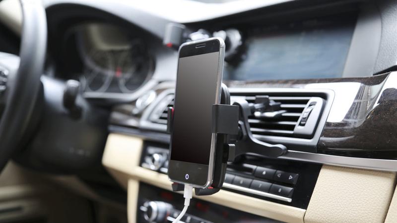 Praktyczny przewodnik: Jak skutecznie zamontować telefon w samochodzie