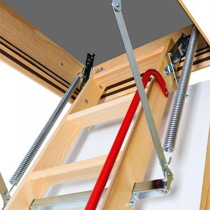 Praktyczny przewodnik: Jak zamontować schody do stropu krok po kroku