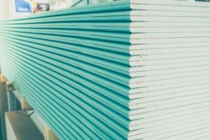 Przewodnik krok po kroku: Jak skutecznie zamontować płyty gipsowe w swoim domu