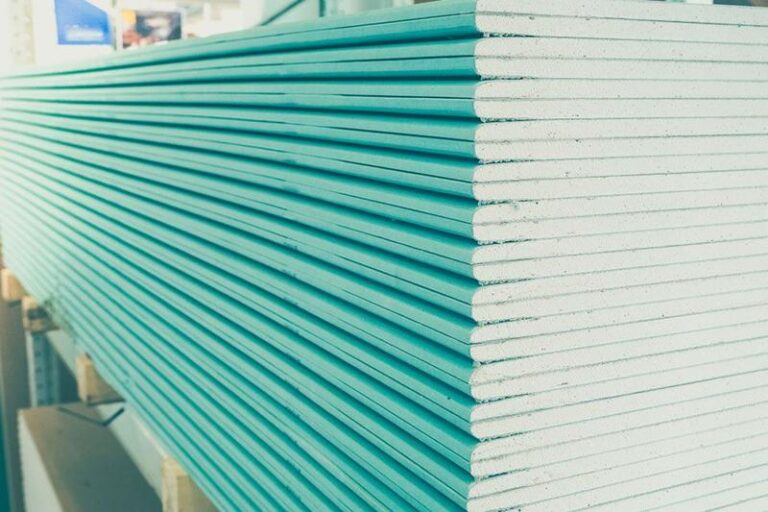 Przewodnik krok po kroku: Jak skutecznie zamontować płyty gipsowe w swoim domu