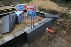 Jak głęboko powinno się ocieplić fundamenty? Praktyczny przewodnik dla właścicieli domów