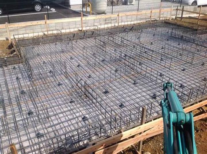 Jak i ile podlewać beton, aby uzyskać idealne rezultaty?