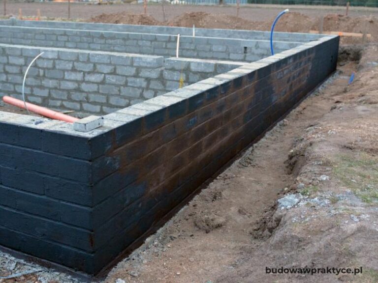 Jak skutecznie uszczelnić otwór w fundamencie i zapobiec wilgoci?