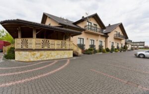 Jakie wydatki wiążą się z budową domu weselnego? Sprawdź, ile to kosztuje!