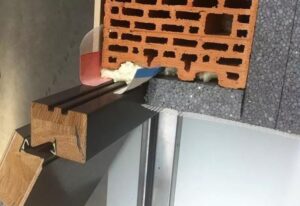 Koszt montażu drzwi z ościeżnicą – co warto wiedzieć?