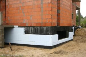 Praktyczny przewodnik: jak skutecznie przykleić styropian do fundamentu