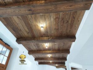 Praktyczny przewodnik: jak zamontować deski na suficie krok po kroku