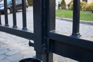 Jaką farbę wybrać do malowania bramy? Praktyczny przewodnik