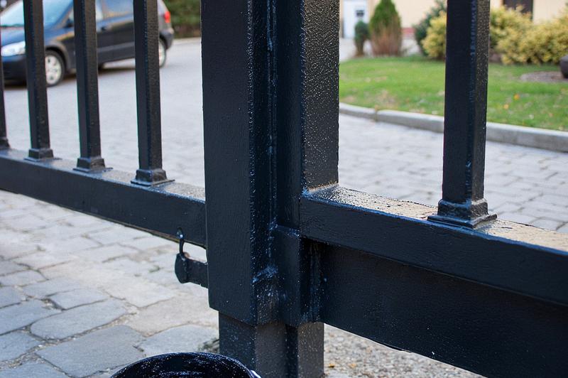 Jaką farbę wybrać do malowania bramy? Praktyczny przewodnik