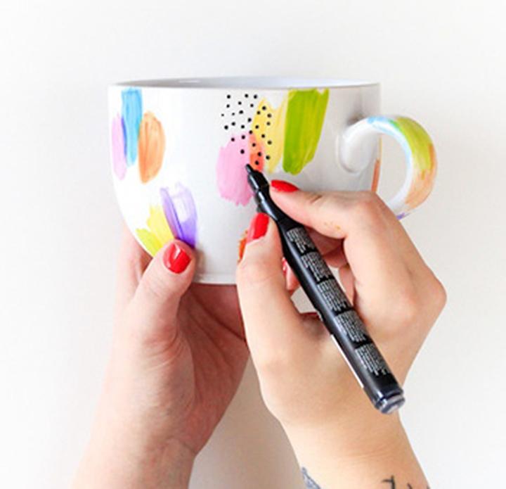 Jakie farby wybrać do malowania kubków, aby osiągnąć wspaniały efekt?