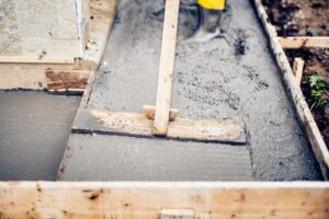 Jakie są właściwości i waga betonu B20? Odpowiadamy na najważniejsze pytania!