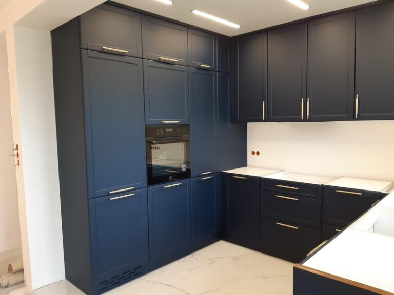 Navy blue – odkryj tajemnice tego eleganckiego koloru