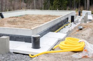 Skuteczne metody osuszania fundamentów – jak chronić swój dom przed wilgocią?