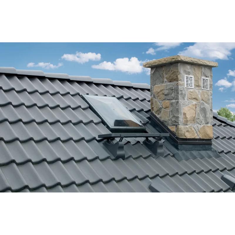 Montaż wyłazu dachowego na blachodachówce