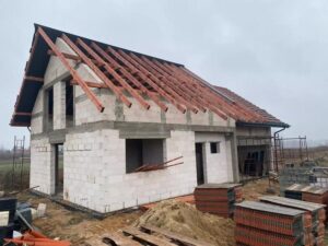 Dom drewniany czy murowany? Porównanie cen i zalet obu rozwiązań