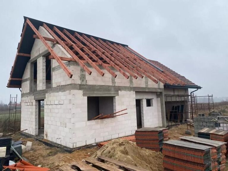 Dom drewniany czy murowany? Porównanie cen i zalet obu rozwiązań