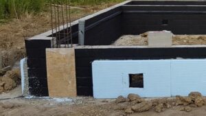 Jak skutecznie zastosować schemat izolacji fundamentów w budowie domu?