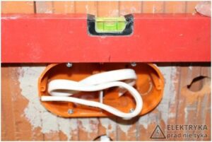 Praktyczny przewodnik: jak zamontować puszkę w styropianie krok po kroku