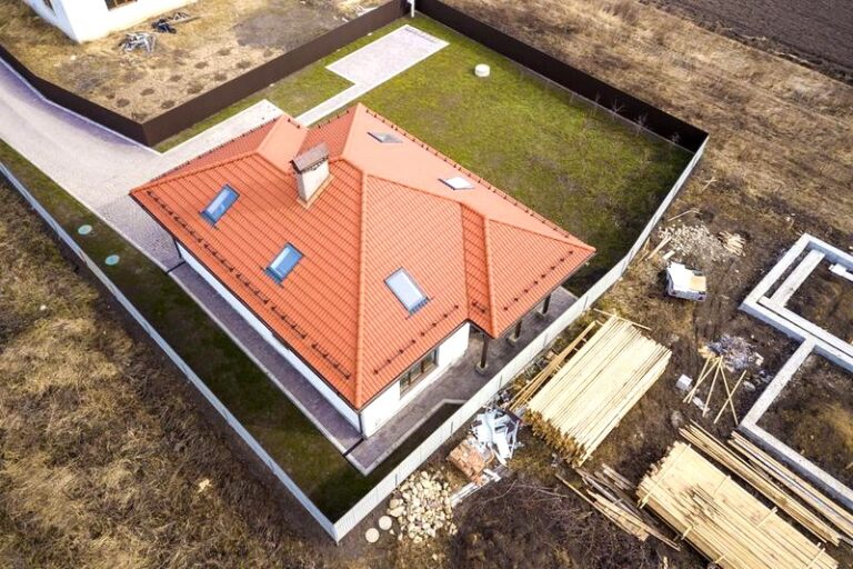 Jak dobrać odpowiednią szerokość działki pod budowę domu?