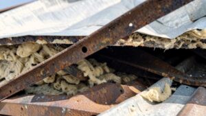 Jak skutecznie przymocować styropian do blachy – porady i techniki