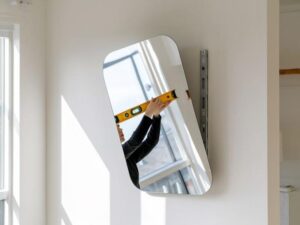 Praktyczny przewodnik: jak zamontować lustro pod kątem w swoim wnętrzu