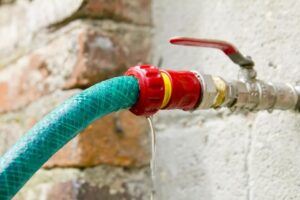 Przewodnik po montażu końcówki do węża ogrodowego – krok po kroku