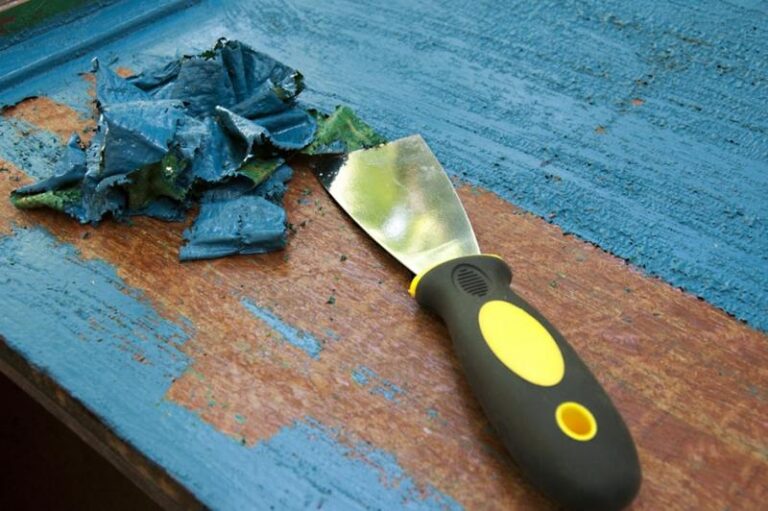 Skuteczne metody na to, jak usunąć farbę z drewnianej podłogi