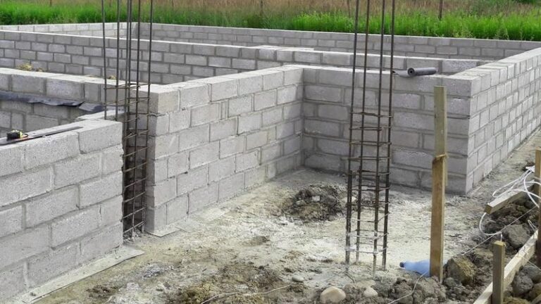 Jak obliczyć koszt wylania fundamentu pod ogrodzenie i nie dać się zaskoczyć?